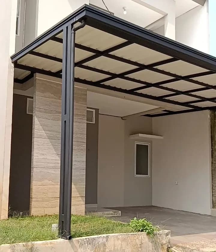 Kanopi carport rangka besi hitam minimalis dengan atap polycarbonate pada rumah dua lantai
