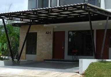 Kanopi carport rangka besi hitam pada teras rumah cluster