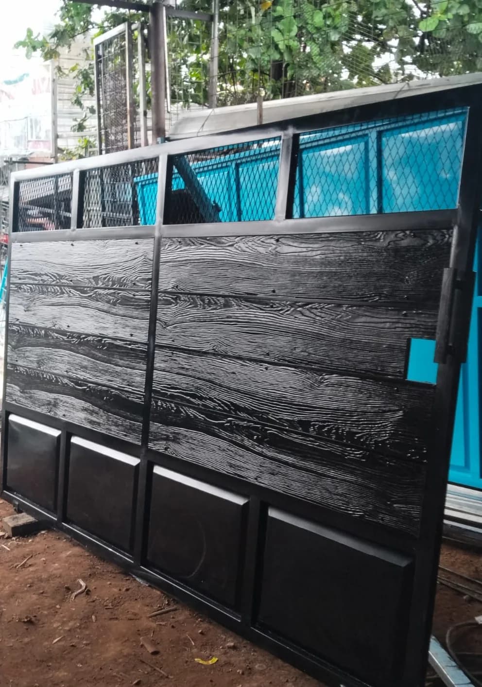 Proses produksi dan pengelasan besi di workshop RangkaPro
