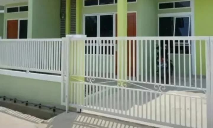 Pagar besi panel motif kayu di bawah kanopi carport