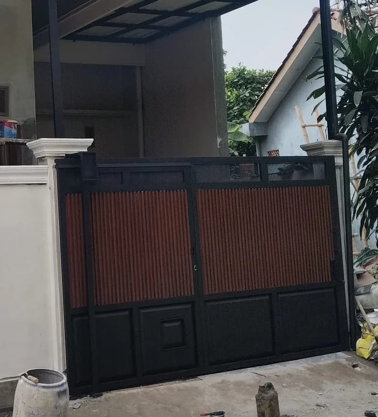 Pagar besi minimalis putih dengan railing vertikal pada rumah bergaya modern