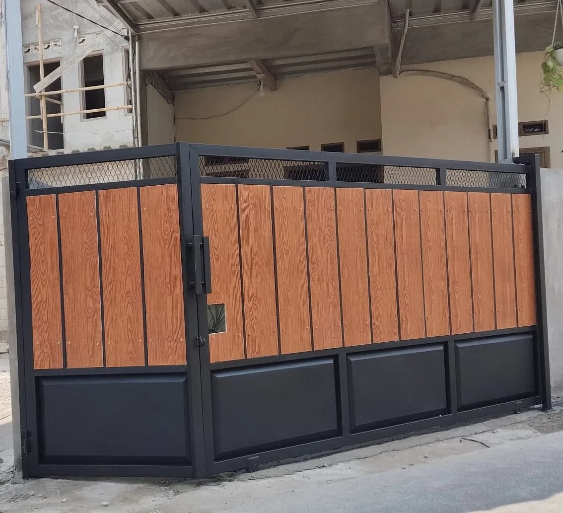 Pagar besi dua daun dengan panel corrugated coklat kemerahan