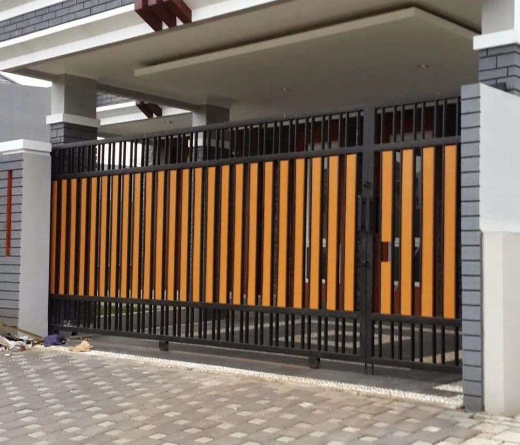 Pagar besi sliding minimalis warna abu-abu tua dengan pola garis vertikal