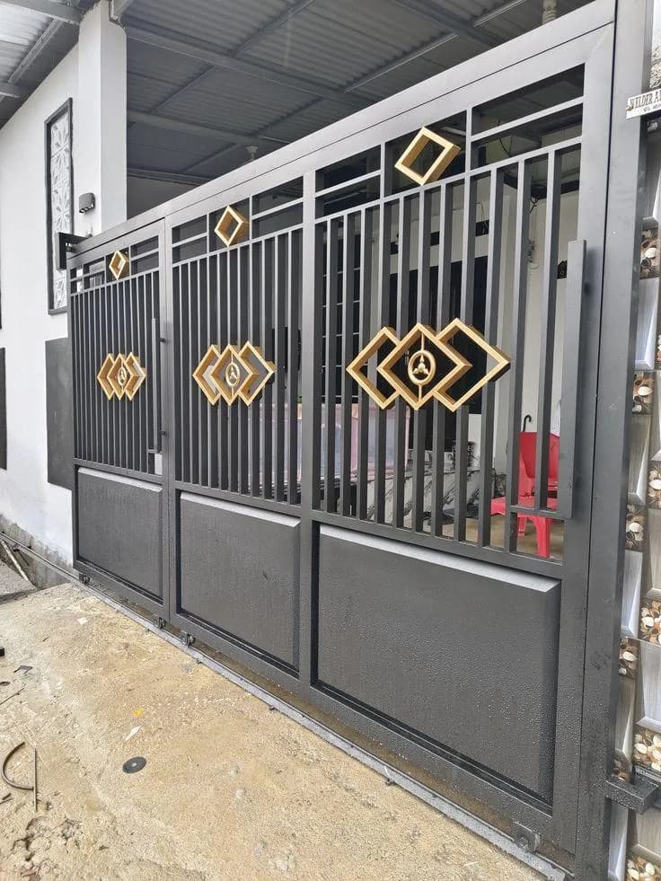 Pagar besi hitam dengan aksen ornamen belah ketupat warna emas