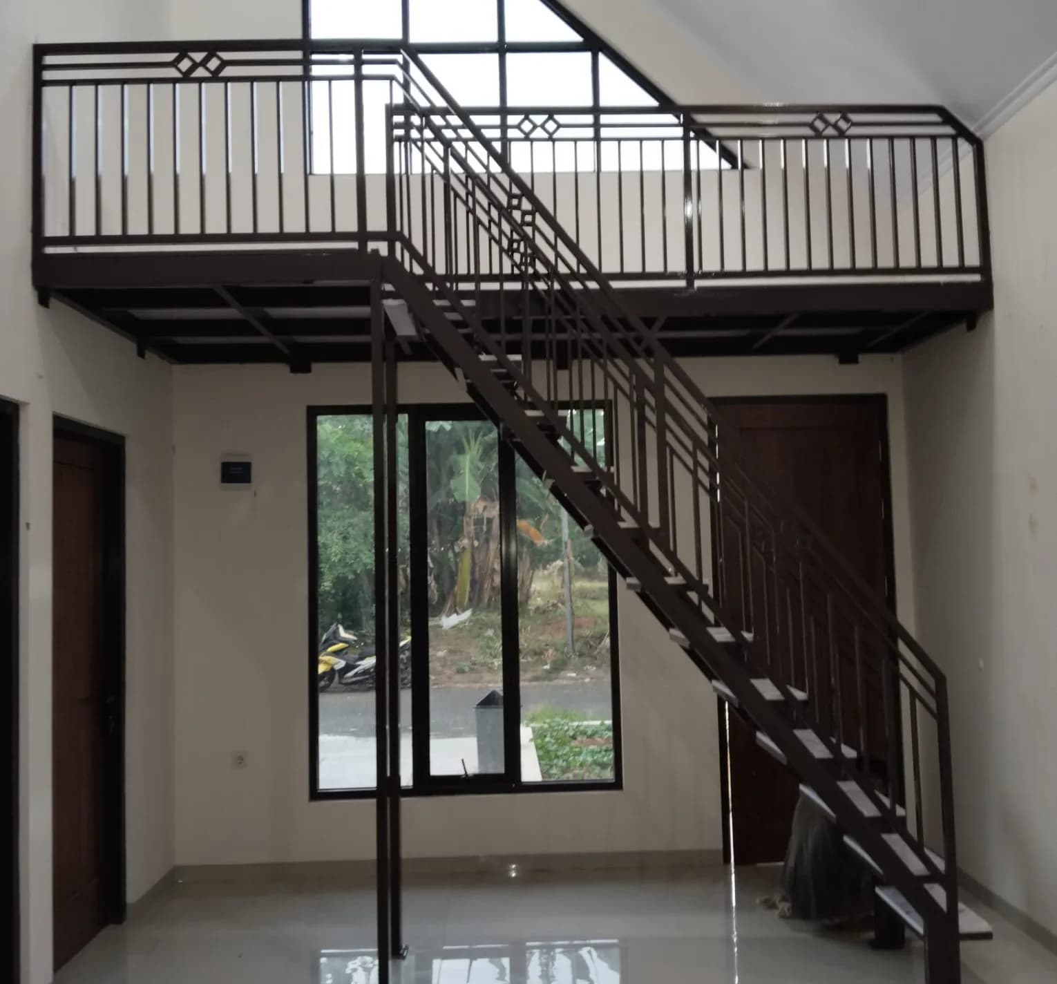 Railing tangga dan void lantai dua dengan motif belah ketupat minimalis