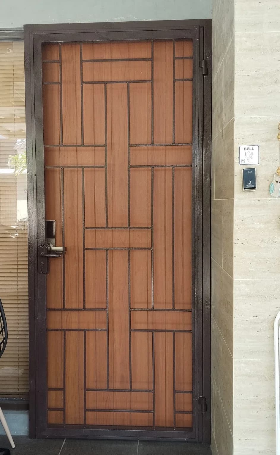 Teralis pintu samping motif geometris dengan finishing warna kayu
