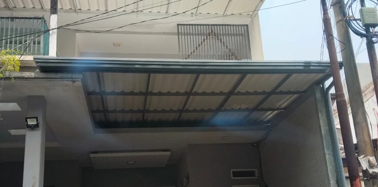 Tampak depan kanopi carport atap polycarbonate menghadap jalan
