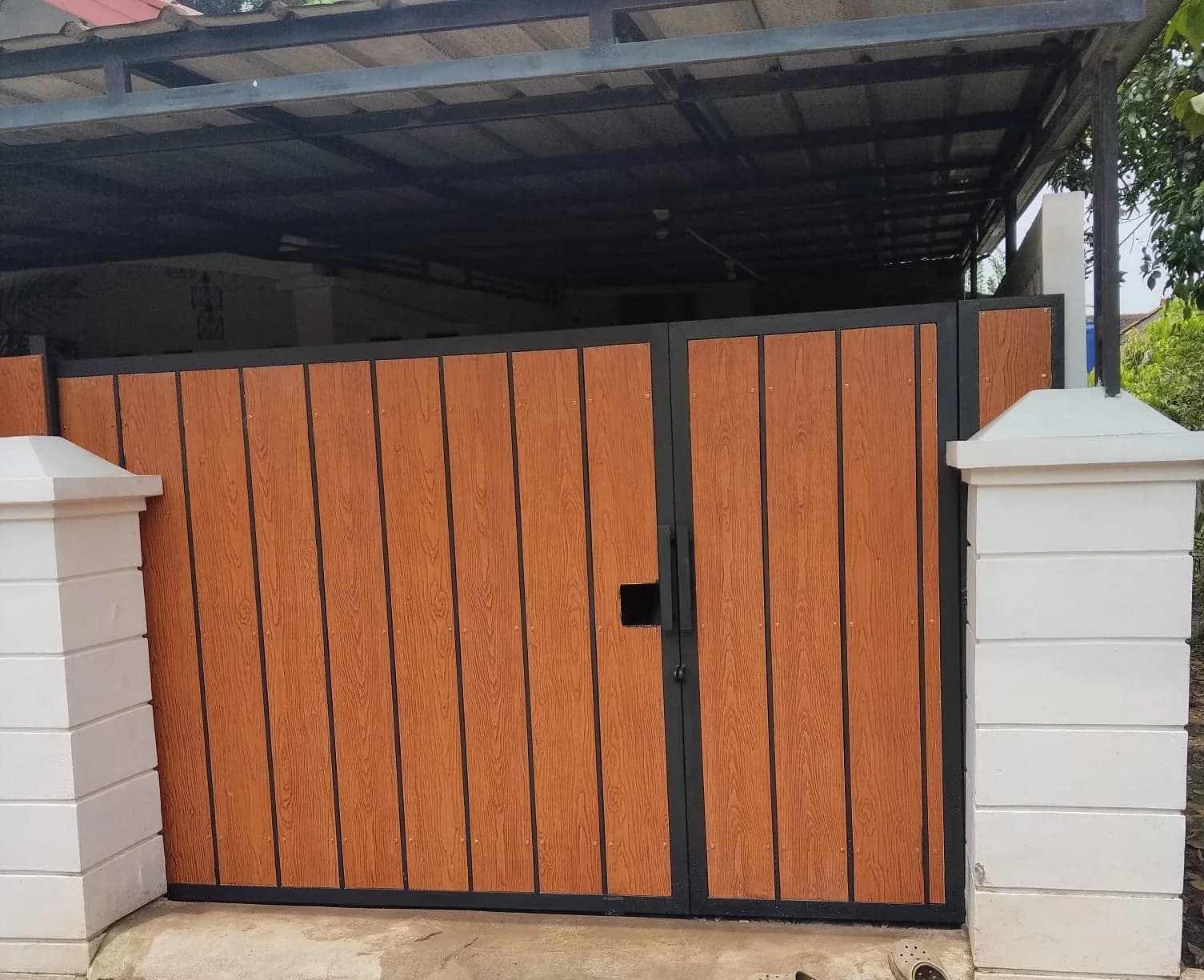 Pagar besi panel motif kayu dengan list jaring di bagian atas