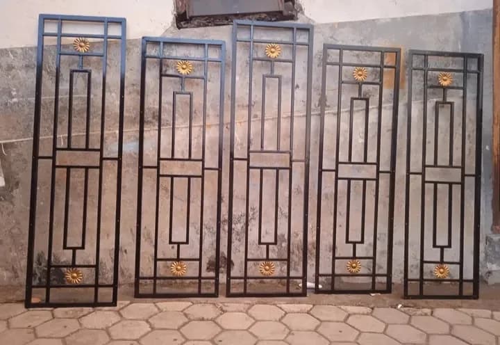 Lima panel teralis jendela motif geometris siap pasang dengan aksen bunga