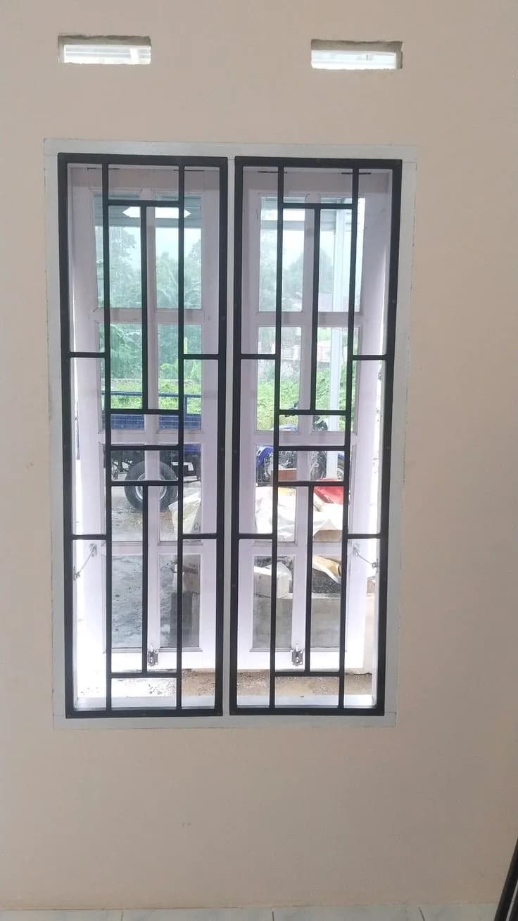 Teralis jendela dua panel warna putih dengan motif geometris minimalis