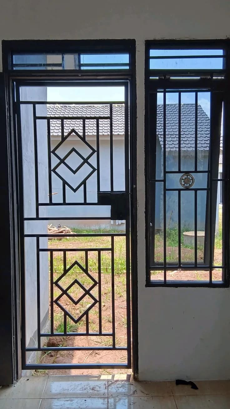 Teralis pintu dan jendela dengan motif belah ketupat bersusun